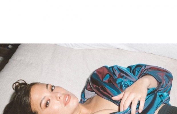 Огрядна модель Ешлі Грем в одних трусиках засвітила моторошні розтяжки