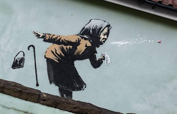 Бэнкси нарисовал новое граффити с чихающей старушкой (фото)