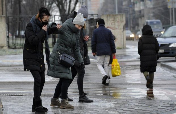 Как ходить по льду, чтобы не падать: полезные советы и лайфхаки