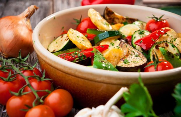 У 4 шеф-кухарів запитали, як смачно запекти овочі: усі дали однакові відповіді