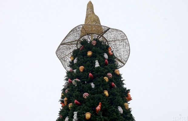 "Це Різдво чи Хеловін?": в ПЦУ обурилися "відьмацькою шляпою" на головній ялинці країни