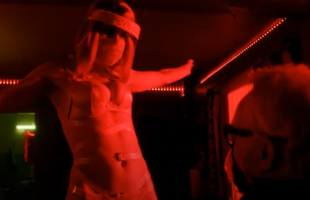 Love-story в умовах пандемії COVID-23: вийшов український трейлер фільму "Пташка в клітці" (відео)