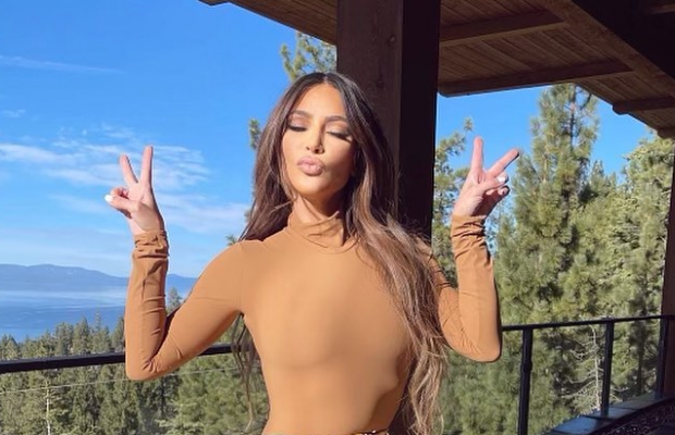 Ким Кардашьян показала фигуру в ультраоблегающем костюме