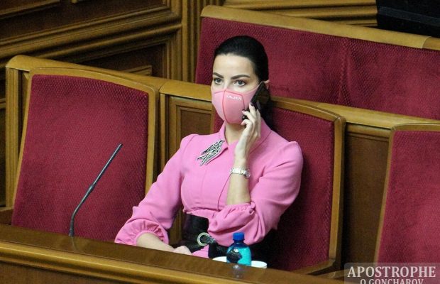 Нардеп зі "Слуги народу" показала стильний "лук"