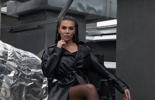 Анна Седокова похвасталась стройными ножками в мини-шортиках