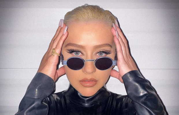 Известная певица надела жакет на голое тело и засветила упругую грудь