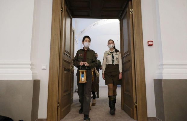 До Львова привезли Вифлеємський вогонь миру (фото, відео)