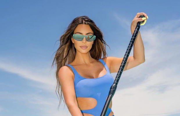 Ким Кардашьян засветила грудь в бюстгальтере