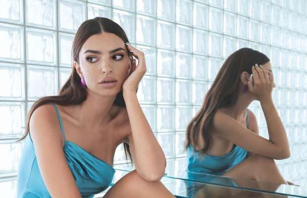 Эмили Ратаковски показала округлившийся животик