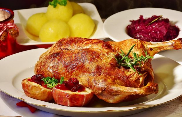 Румяно-сочная утка на праздничный стол: как вкусно запечь птицу в духовке