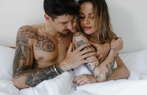 Обнаженная певица показала постельное фото с мужем