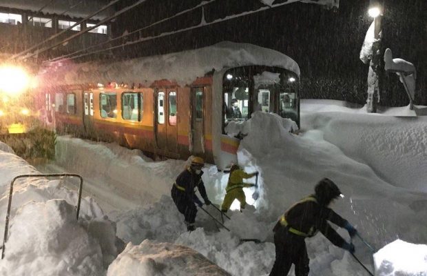 У Японії випало близько двох метрів снігу, стихія пошкодила лінії електропередач (фоторепортаж, відео)