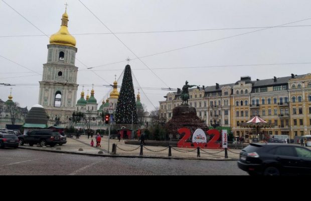 На главной елке страны вместо скандальной шляпы появилась звезда (фото)