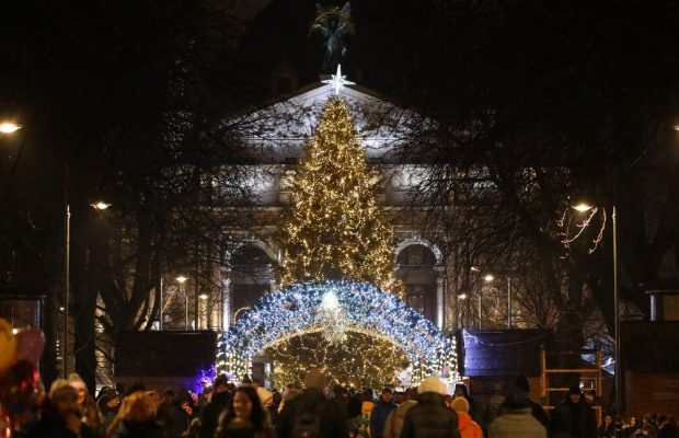 У Львові засвітили головну ялинку: люди святкують на вулицях міста (фото, відео)