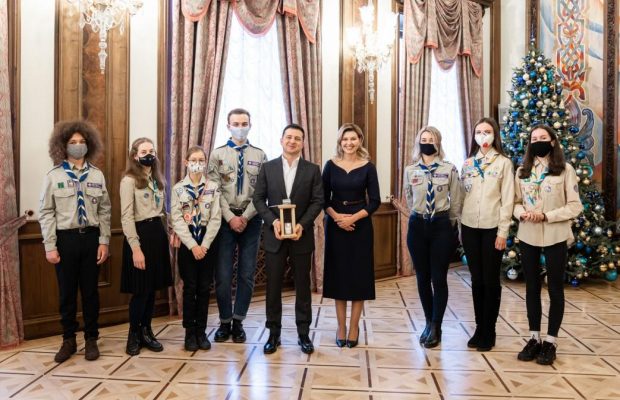 Президент і перша леді України отримали Вифлеємський вогонь від представників скаутських організацій (фото)