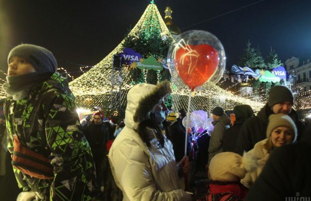 У Києві хочуть закривати новорічні локації через скупчення людей без масок та дистанції
