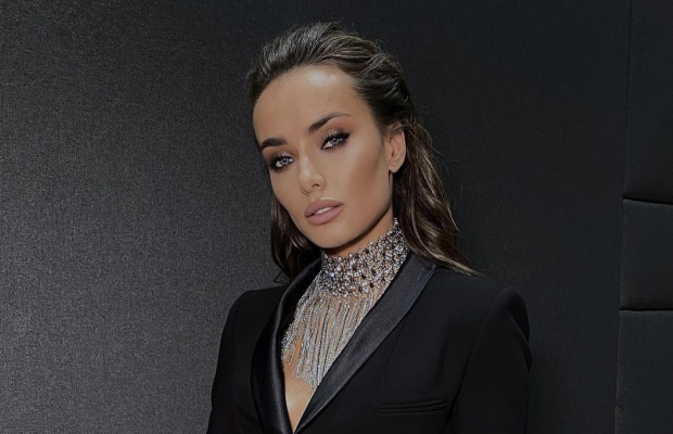 "Холостячка" Мішина показала стрункі ніжки в розкішній сукні