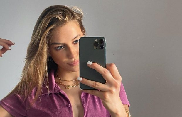 Екс-кохана Бреда Пітта без білизни розкрила крихітну маєчку