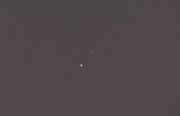 У Катманду спостерігають рідкісне зближення Юпітера і Сатурна: фоторепортаж