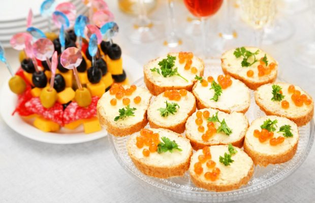 Канапе на новорічний стіл: як приготувати смачні й оригінальні закуски