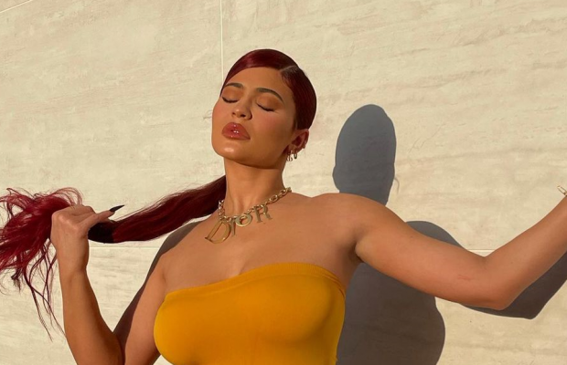 Кайлі Дженнер не вмістила пишні груди в сукні