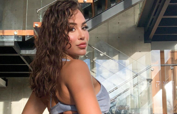 Популярна модель засвітила соковиті форми в спідній білизні