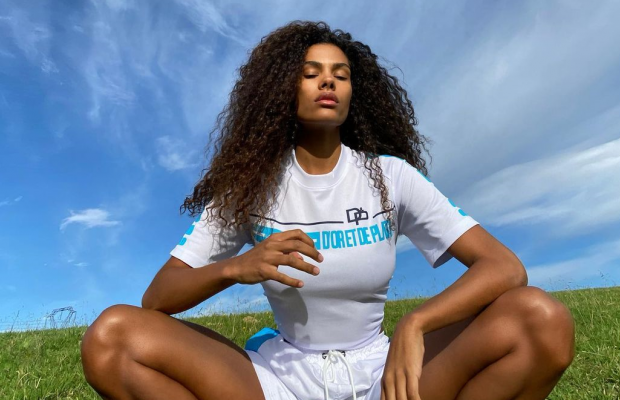 Відома модель в мікротрусиках блиснула круглими сідницями