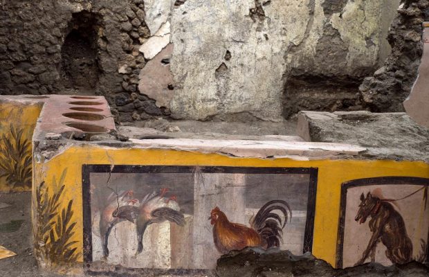У Помпеях розкопали давньоримське кафе з фресками та посудом (фото)