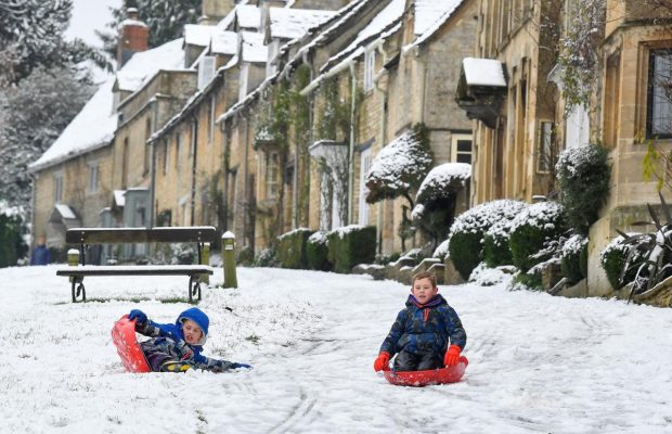 На радость детям и песикам: Великобританию засыпало снегом сразу после урагана "Белла" (фоторепортаж)