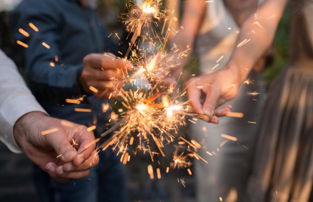 Українські зірки розповіли, як зустрічатимуть Новий рік (відео)