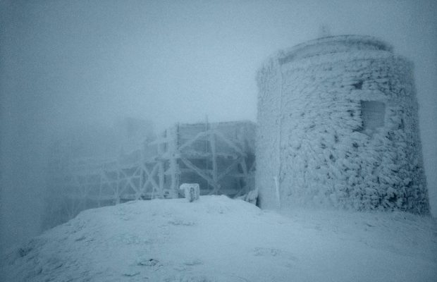 В Карпатах штормовий вітер, туман та намерзання криги: рятувальники просять туристів не ходити в гори