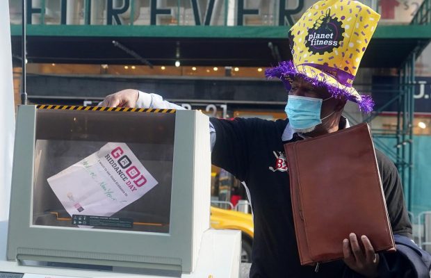 Оставить все плохое в прошлом: как жители Нью-Йорка "изгоняли" 2020 год (фоторепортаж)