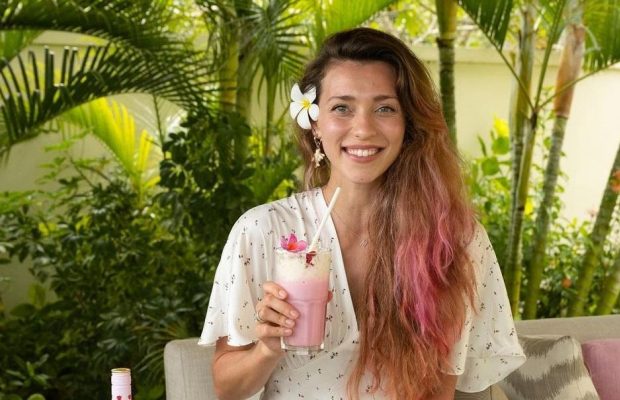 Регіна Тодоренко позувала на березі моря в роздільному тілесному купальнику