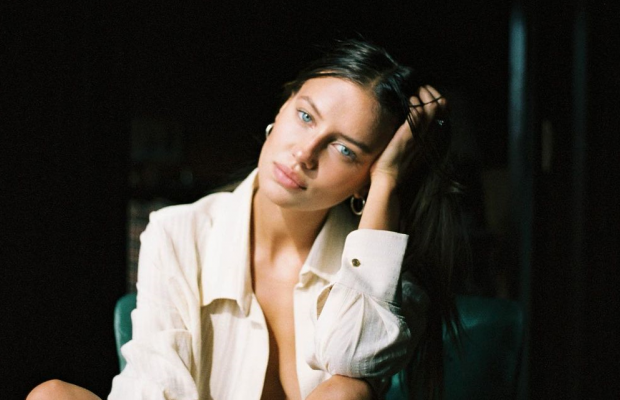 Екс-кохана Бреда Пітта засвітила груди, одягнувши піджак на голе тіло