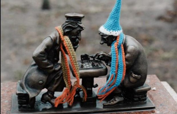 Бронзові мініатюрні скульптури "Шукай!" у Києві прикрасили по-новорічному (фото)