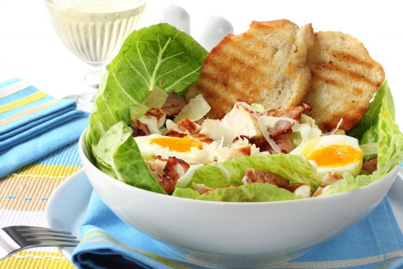 Простой салат Цезарь с курицей, пошаговый рецепт с фото от автора Андрей Дятлик на ккал