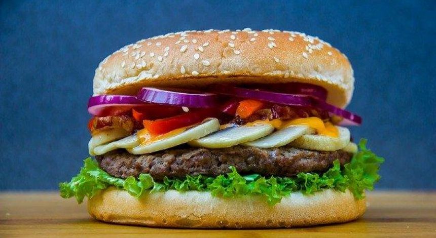 Ресторан у Пакистані відмовився пригостити копів бургерами - працівників заарештували