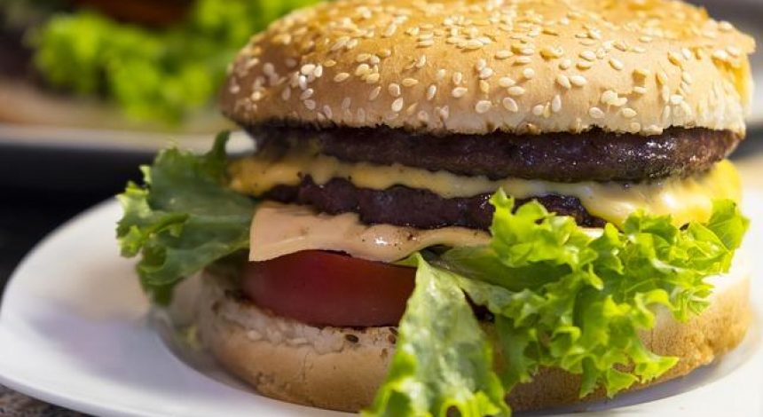 Домашний бургер: простой рецепт сочного мяса в хрустящей булке