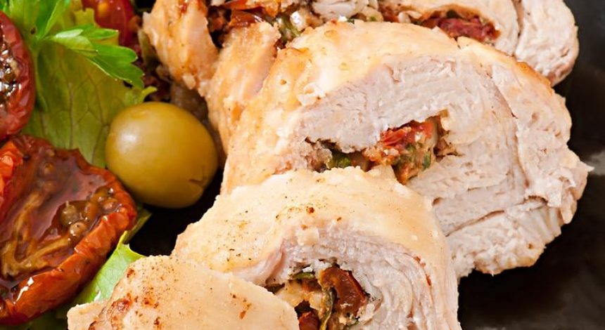 Аппетитный куриный рулет: как приготовить сочное мясо с начинкой