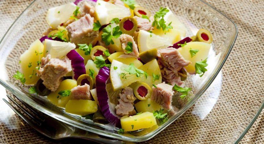 Салаты с консервированным тунцом: самые вкусные праздничные рецепты