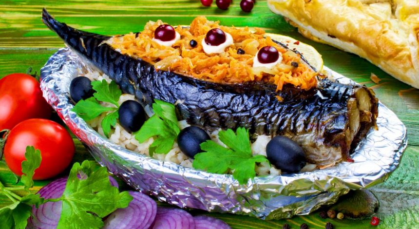 Аппетитно-сочная скумбрия: как вкусно запечь рыбу в духовке