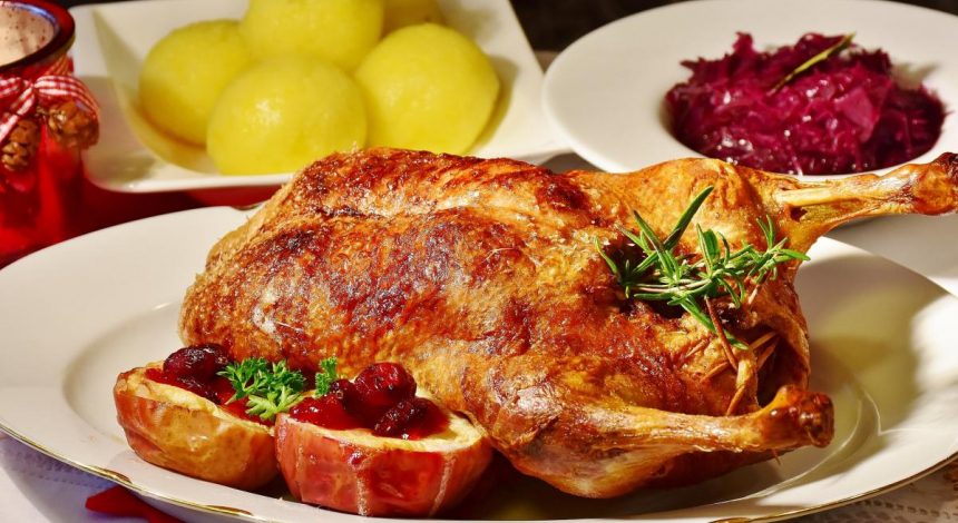 Румяно-сочная утка на праздничный стол: как вкусно запечь птицу в духовке