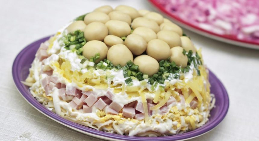 Апетитний салат "Грибна поляна": рецепти страви на святковий стіл