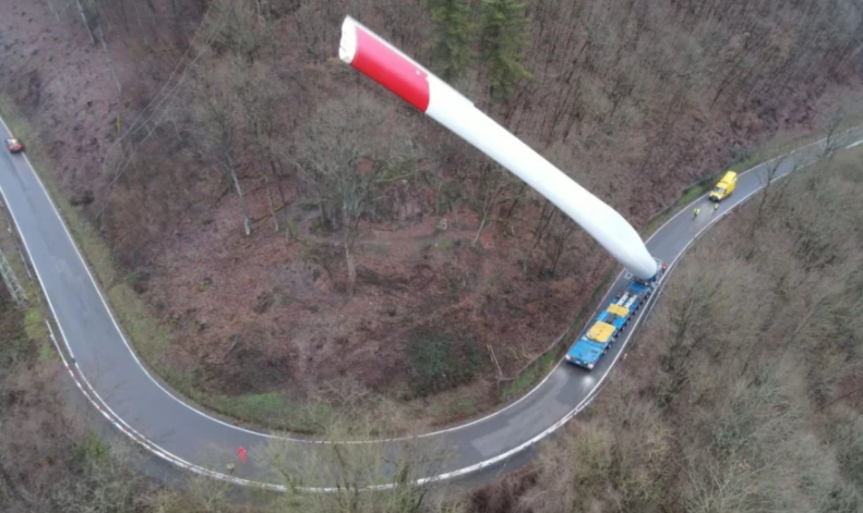 The truck was carrying a 67-meter-long wind turbine blade / photo linkedin.com