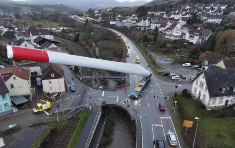 The truck was carrying a 67-meter-long wind turbine blade / photo linkedin.com