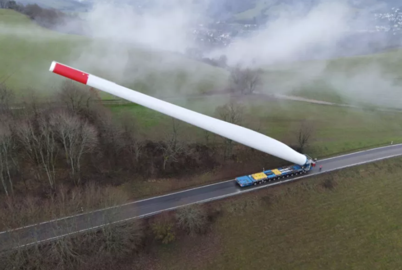 The truck was carrying a 67-meter-long wind turbine blade / photo linkedin.com