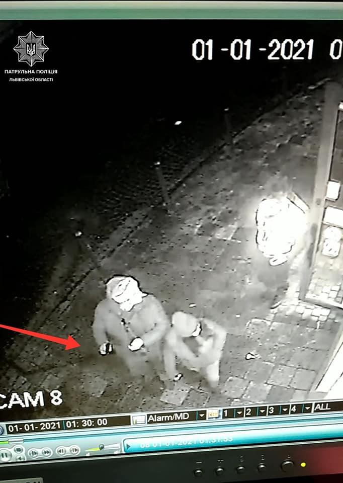 У центрі Львова п'яний турист влаштував стрілянину з травмата / фото facebook.com/lvivpolice У центрі Львова п'яний турист влаштував стрілянину з травмата / фото facebook.com/lvivpolice