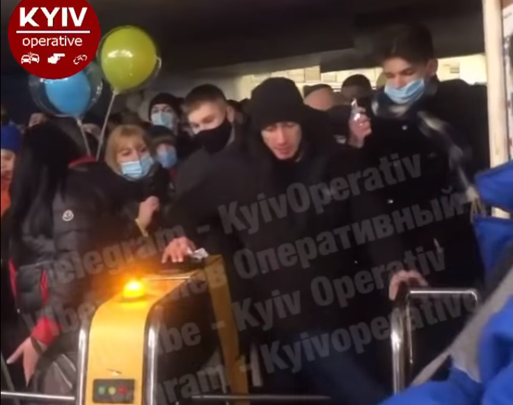Пасажиру набридло чекати, тому він перейшов "в атаку" / скріншот Пасажиру набридло чекати, тому він перейшов "в атаку" / скріншот