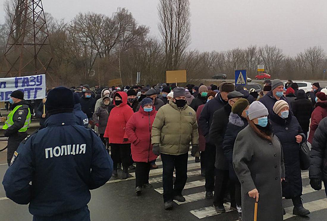 Протестувальники безперервно рухаються пішохідним переходом / фото Нацполіція Протестувальники безперервно рухаються пішохідним переходом / фото Нацполіція