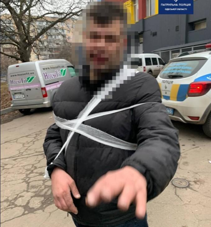 Агрессивного злоумышленника задержали и передали санитарам "скорой" / фото патрульная полиция Одессы Агрессивного злоумышленника задержали и передали санитарам "скорой" / фото патрульная полиция Одессы
